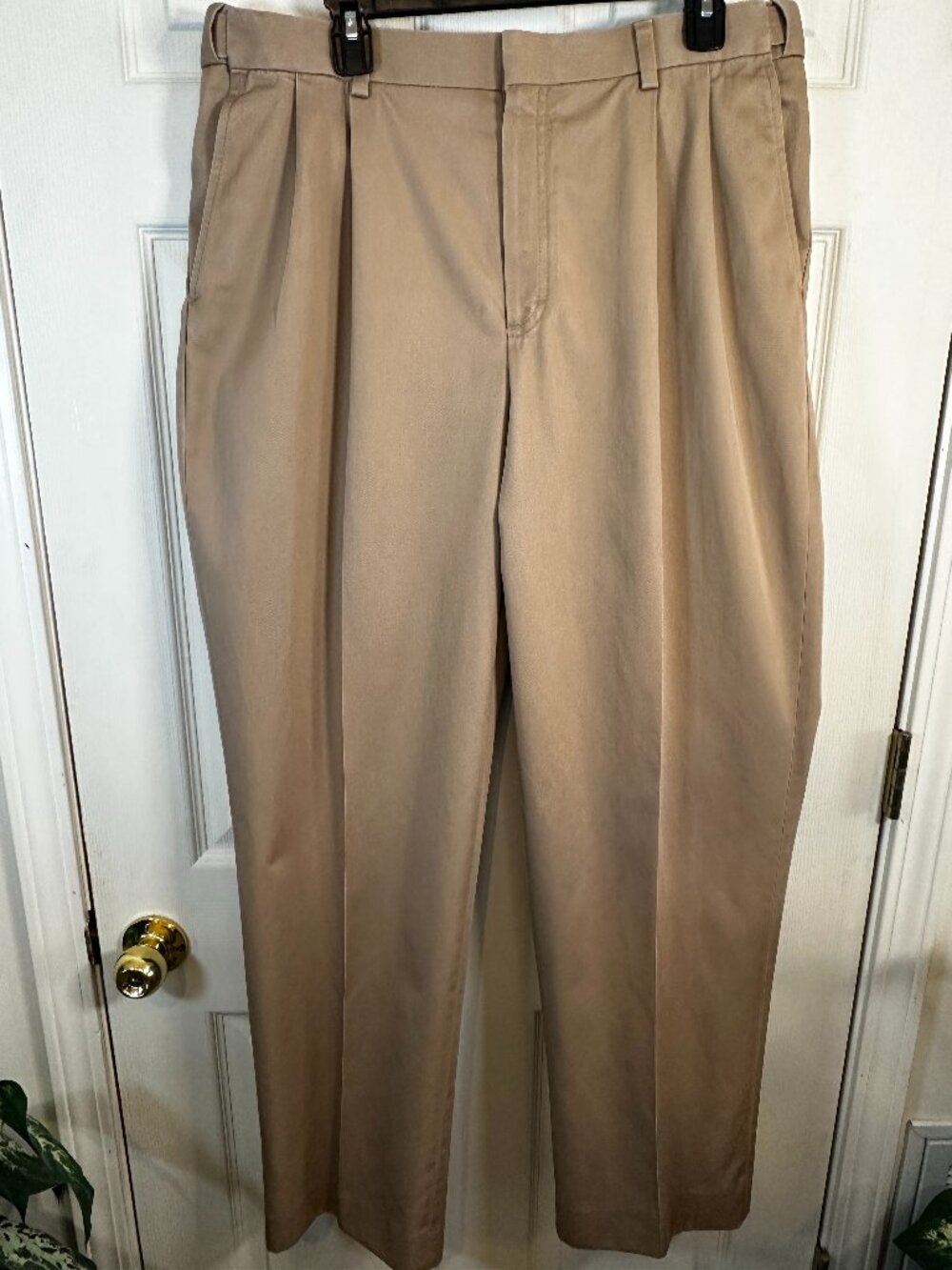 LL Bean Mens 36 Khaki Comfort Waist Pleated Chino Pants Cotton Twill 262556